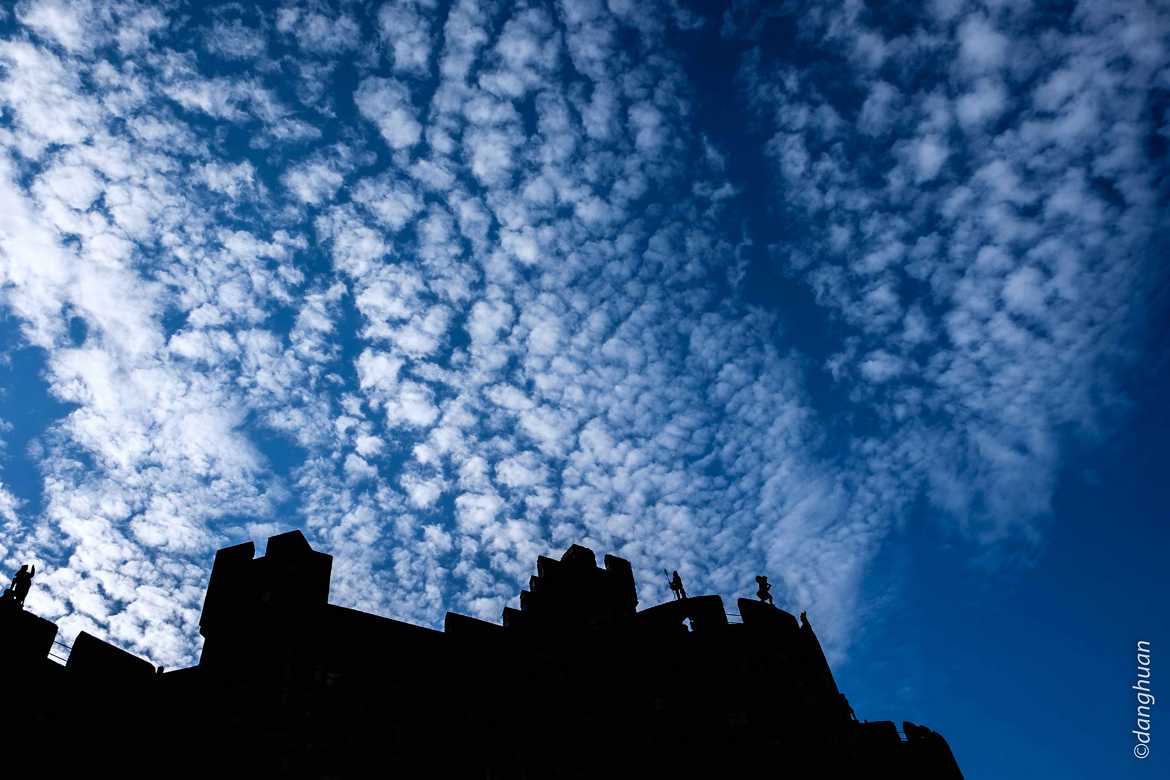 Le ciel d'Alnwich Castle en Ecosse