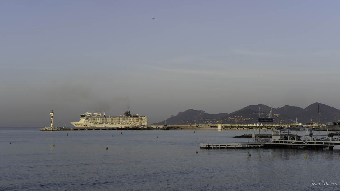 Paquebot et pollution en baie de Cannes