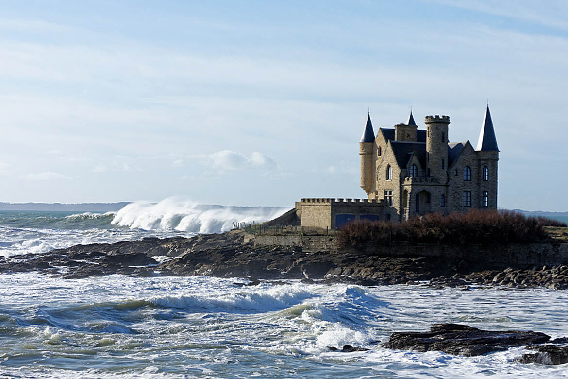 Vague déferlante aux abords du chateau "Turpault" quiberon