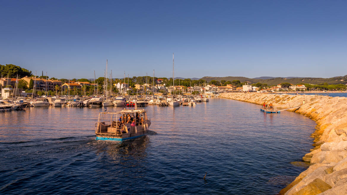 Entrée du port des Lecques (Var)