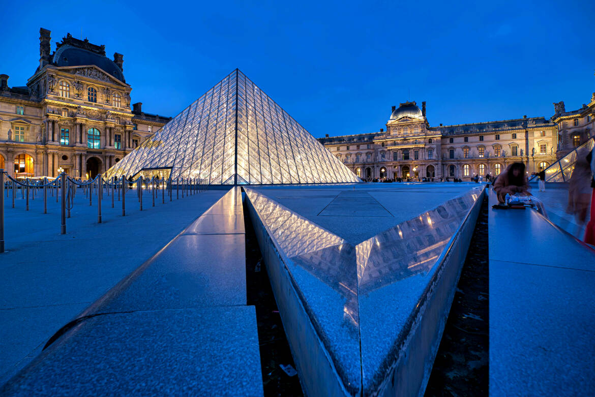 La pyramide du Louvre et ses reflets (2)...