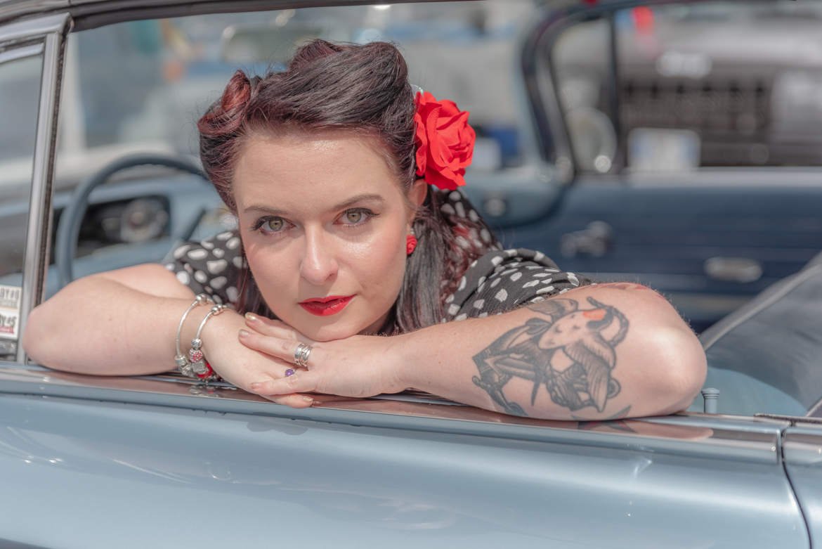 Pin up & old car