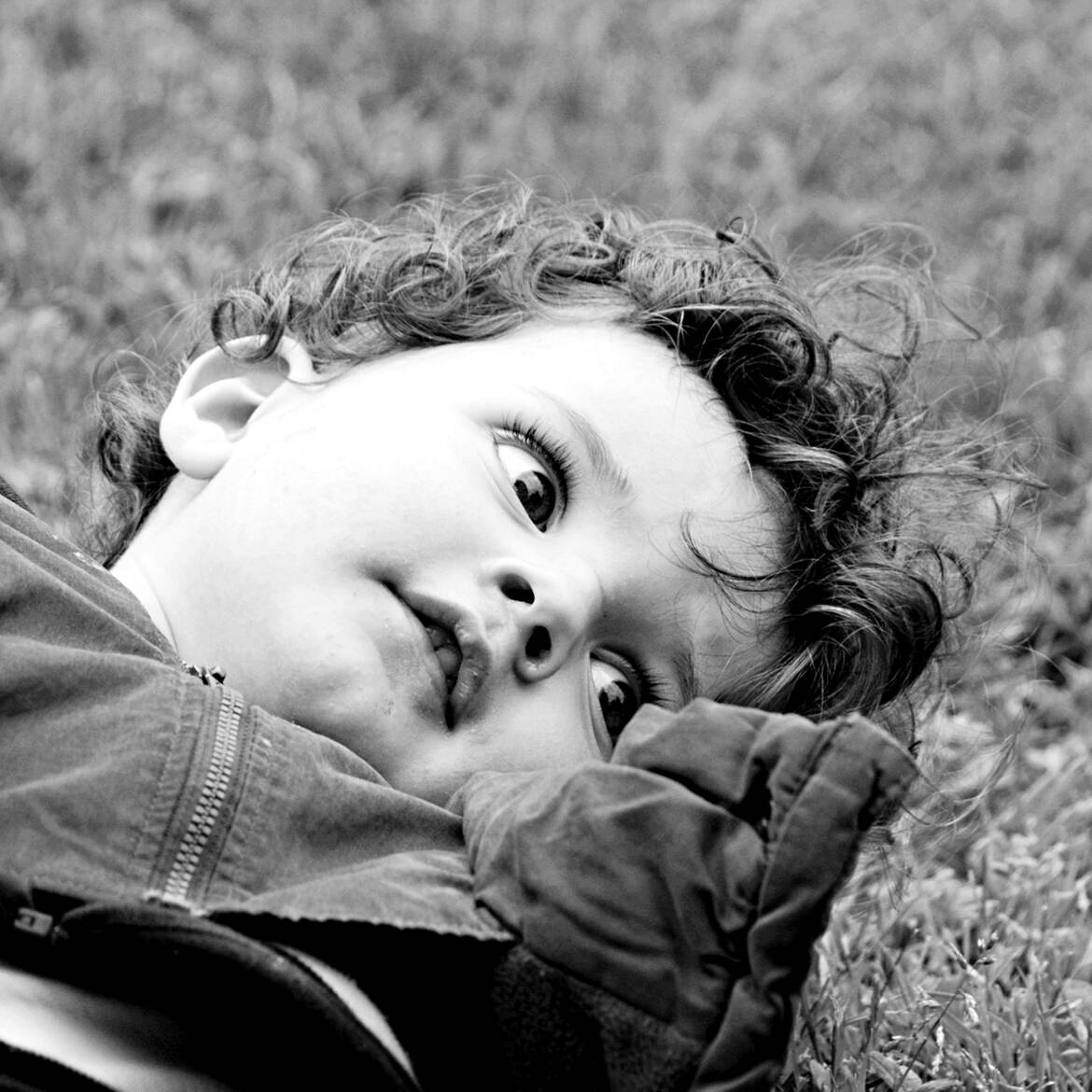 Couché dans l'herbe
