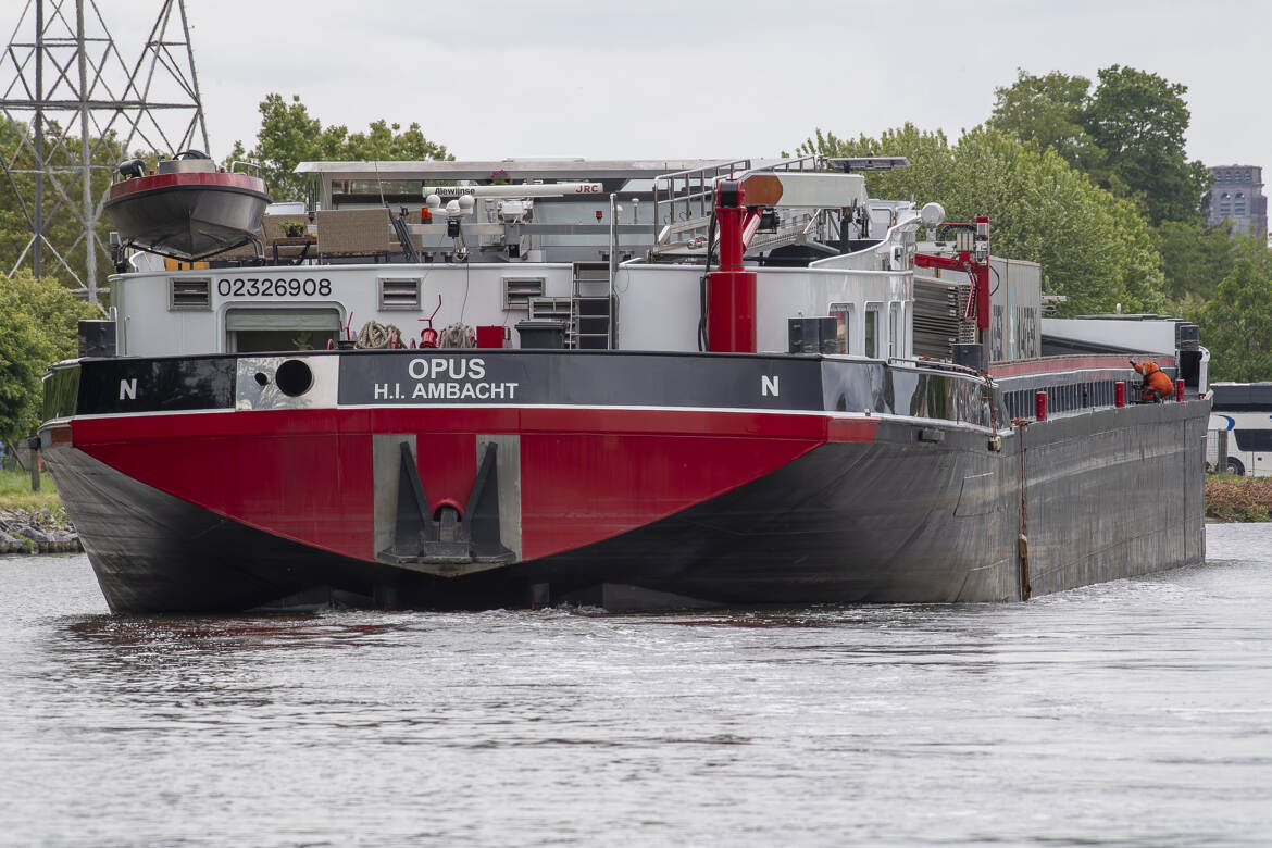 Grand navire de transport fluvial