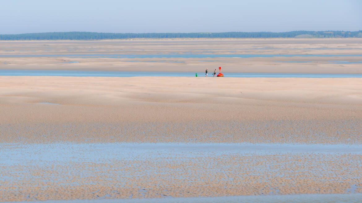 Au loin , balade sur bancs de sable