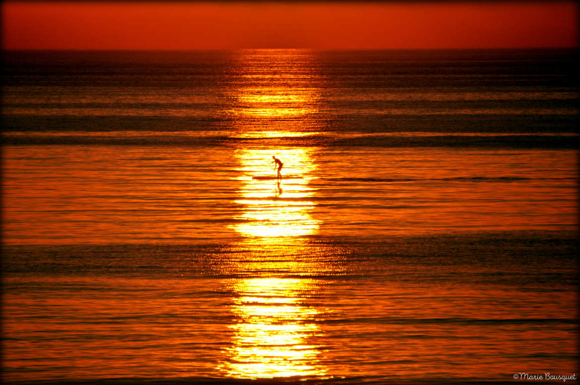 Stand up Paddle dans la lumière du soleil levant