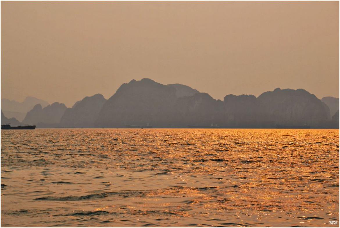 Soleil rasant sur la Baie d'Halong