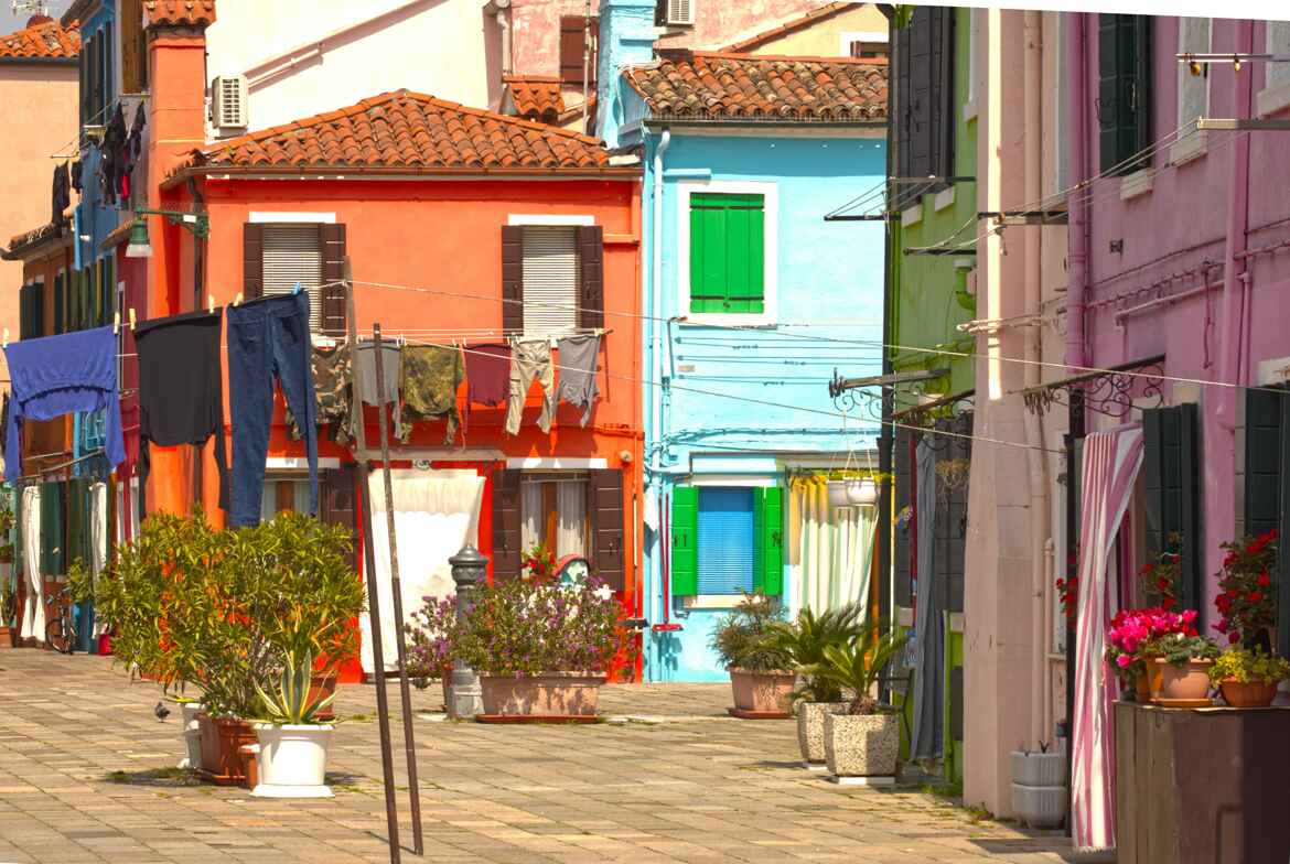 Rues colorées des îles vénitiennes