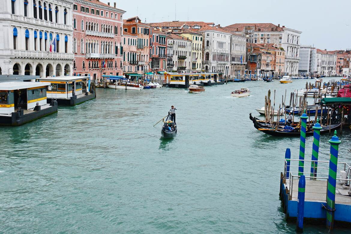 Seul Gondolier sur le Grand canal