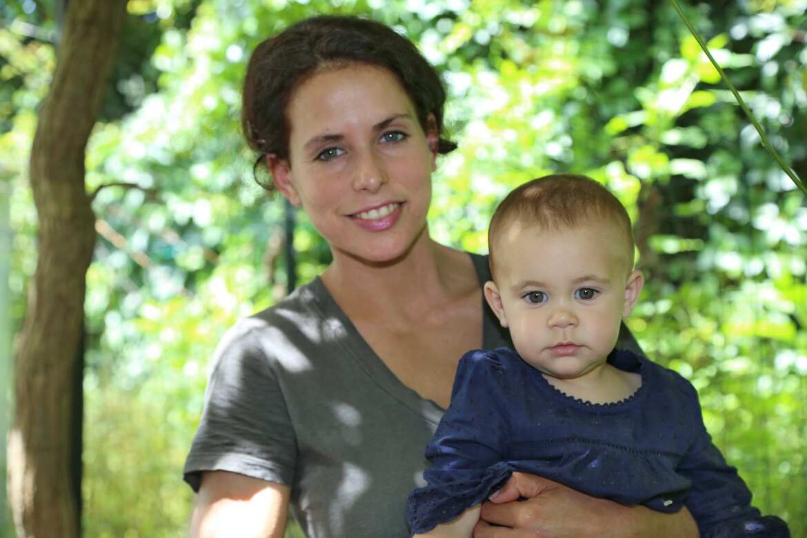 Une belle femme plaît aux yeux, l'une est un bijou, l'autre un trésor.