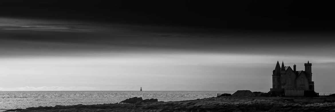 La silhouette du mystérieux château de la mer