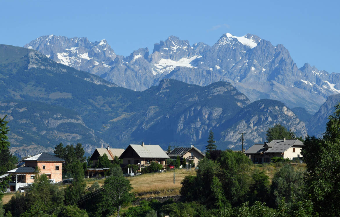 Au pied de la montagne