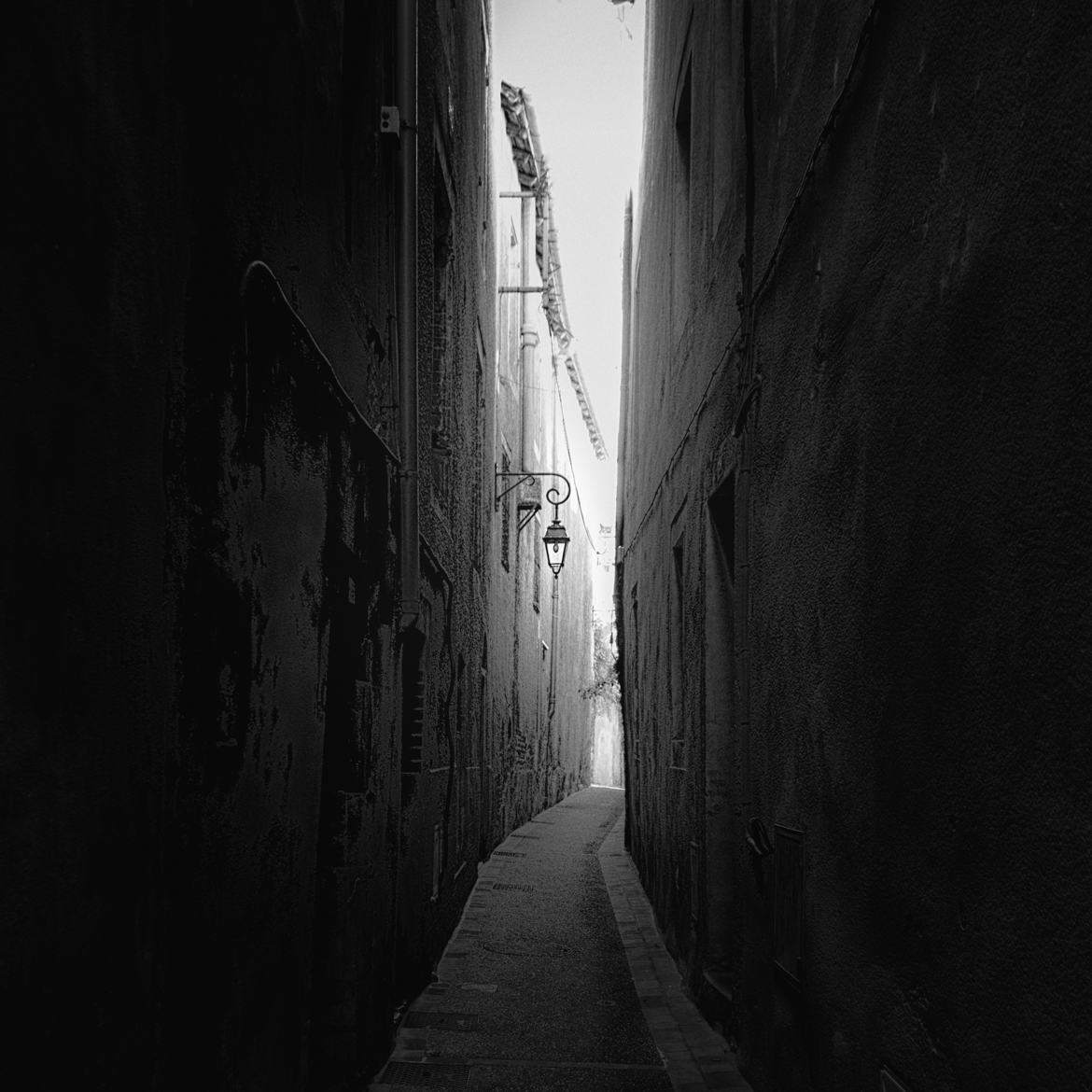 La lanterne et la ruelle