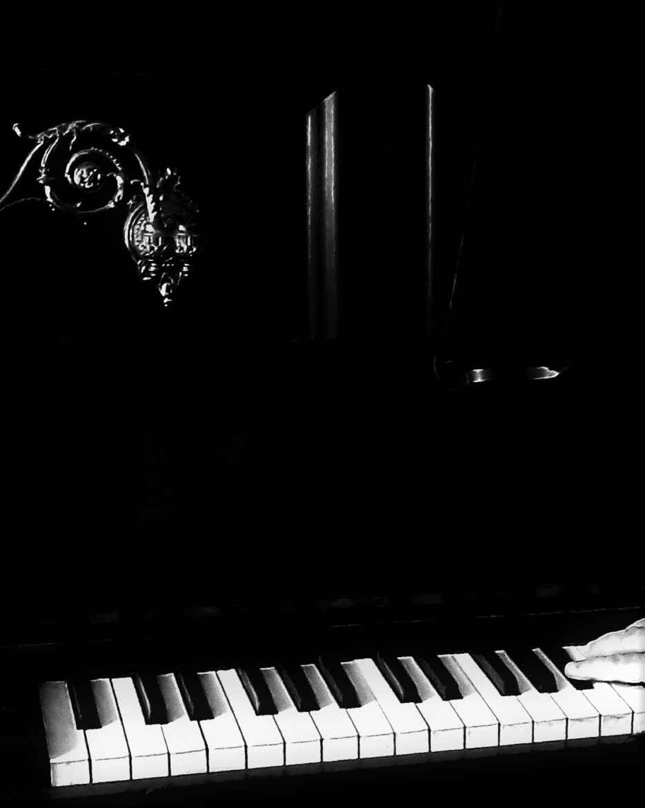 Il jouait du piano pas du piano debout..