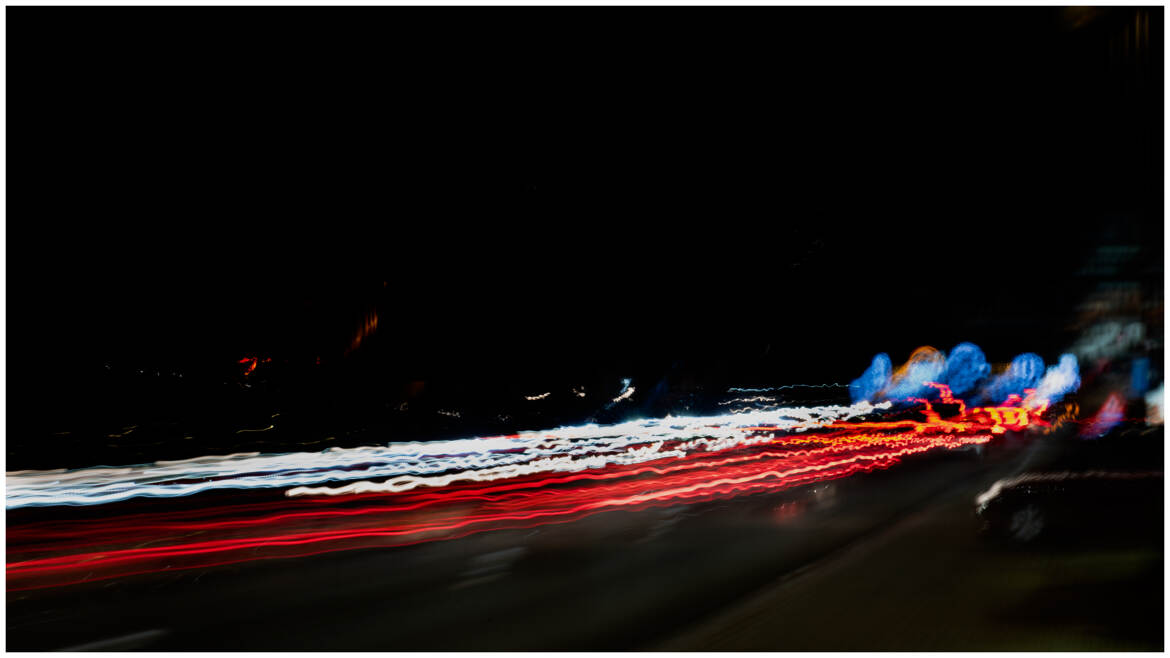 A main levée, ce qui a provoqué cet effet artistique .