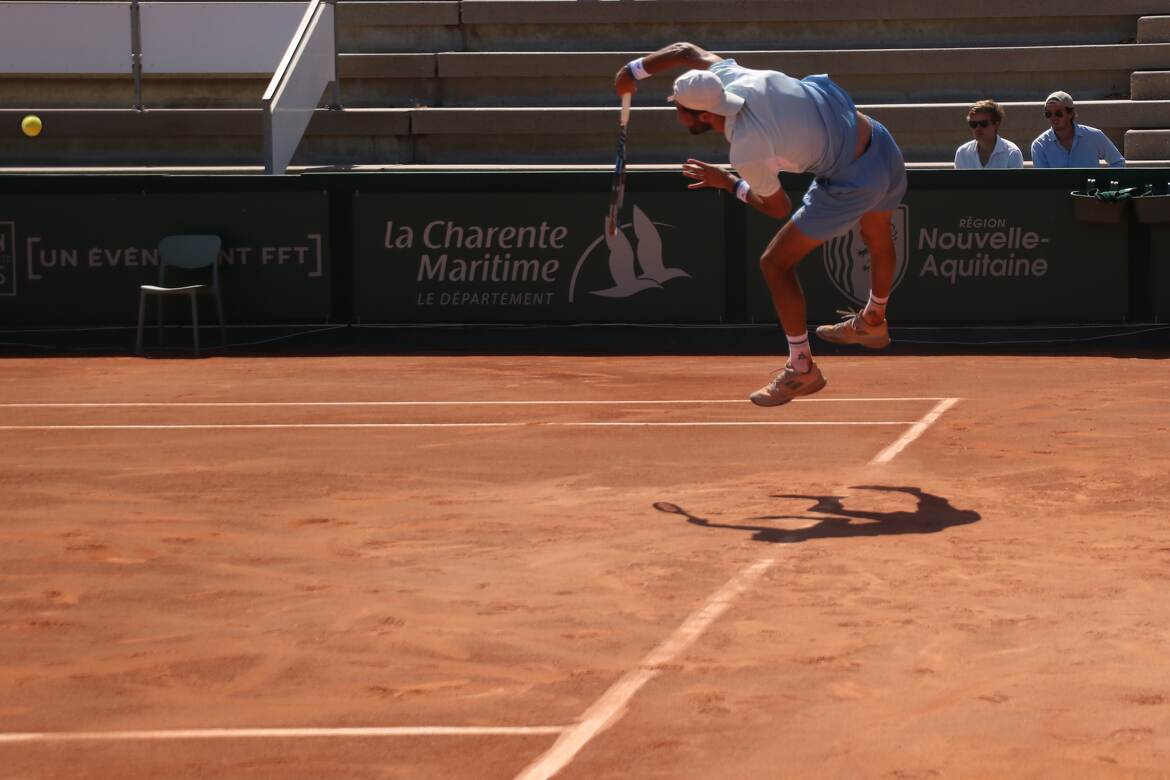 AVOIR LES PIEDS SUR TERRE