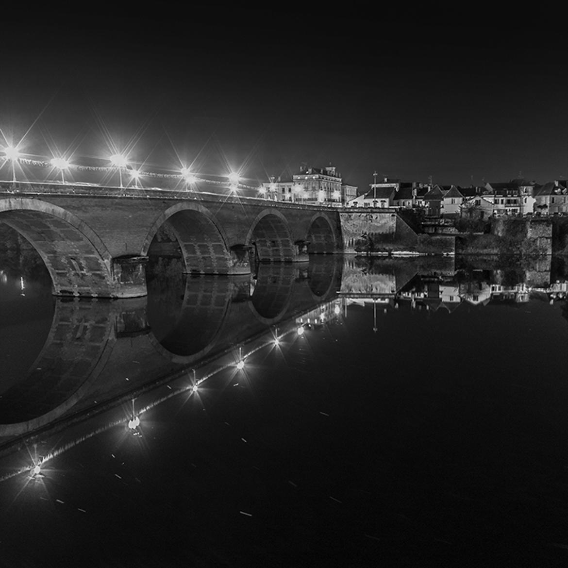 Le pont vieux de Bergerac de nuit.