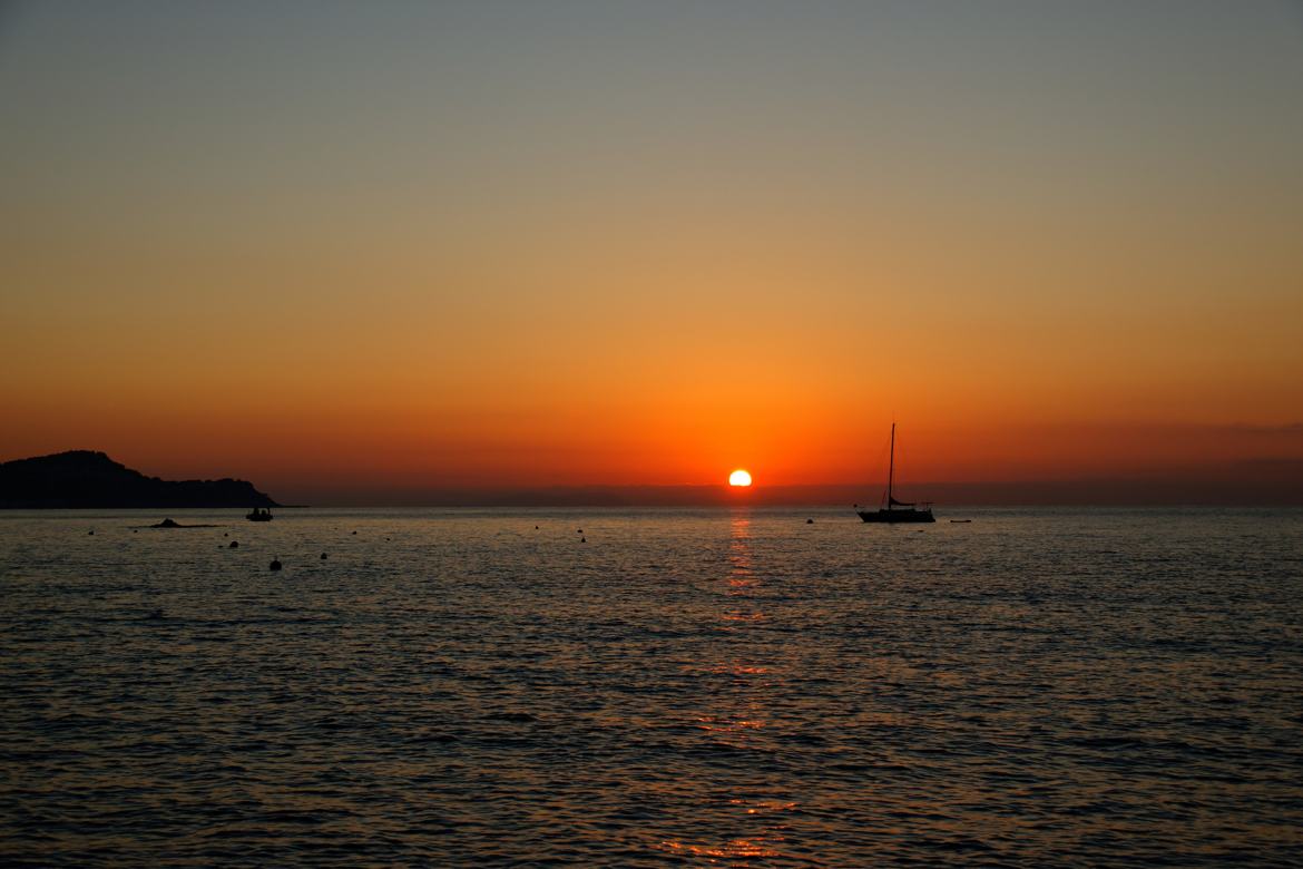 Levé du soleil sur la baie des Sablettes