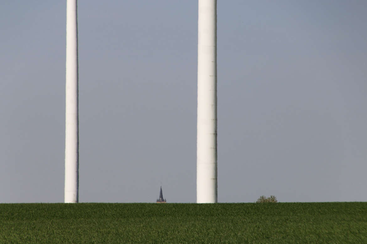 entre les poteaux (éoliennes)