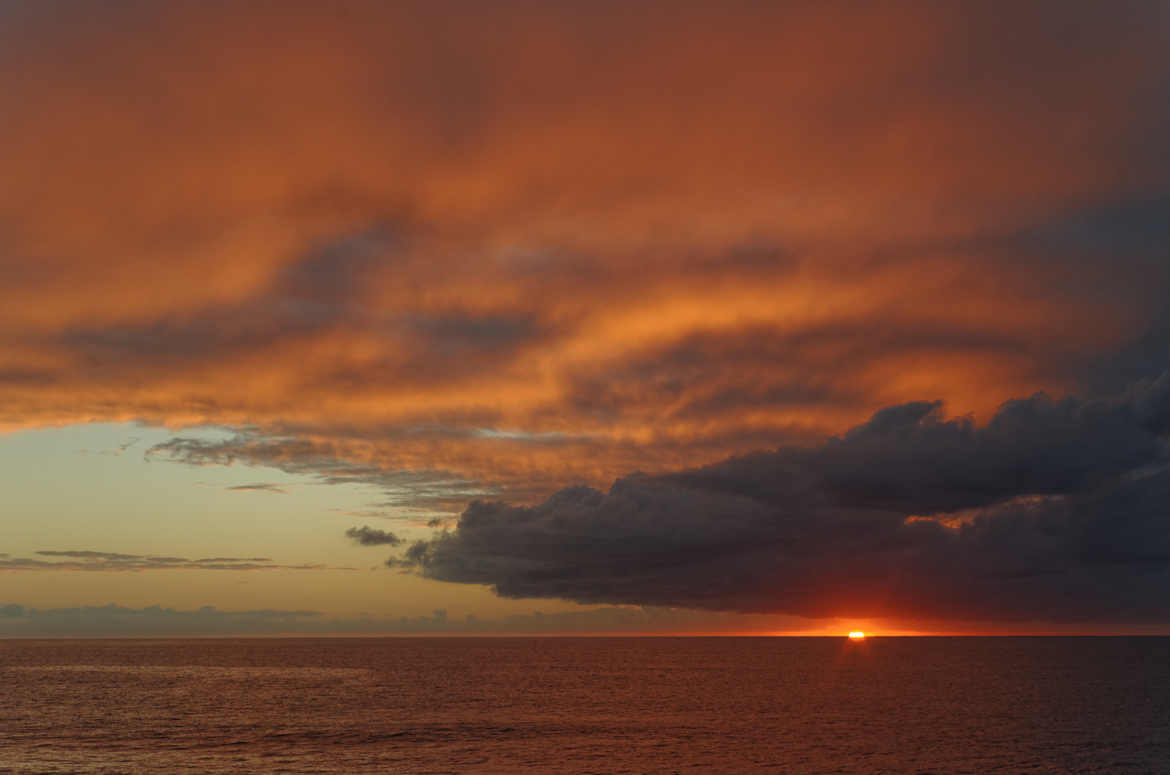 Lever de soleil à Saint Benoît,  île de la Réunion