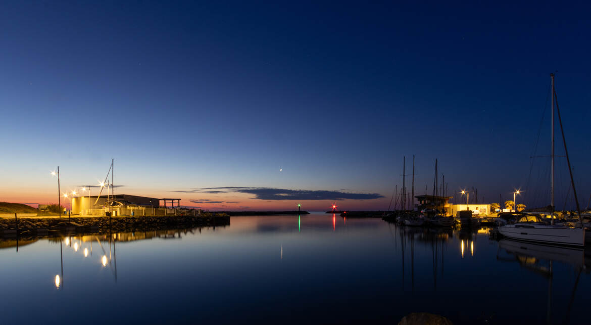Aube sur le port de Marseillan Plage