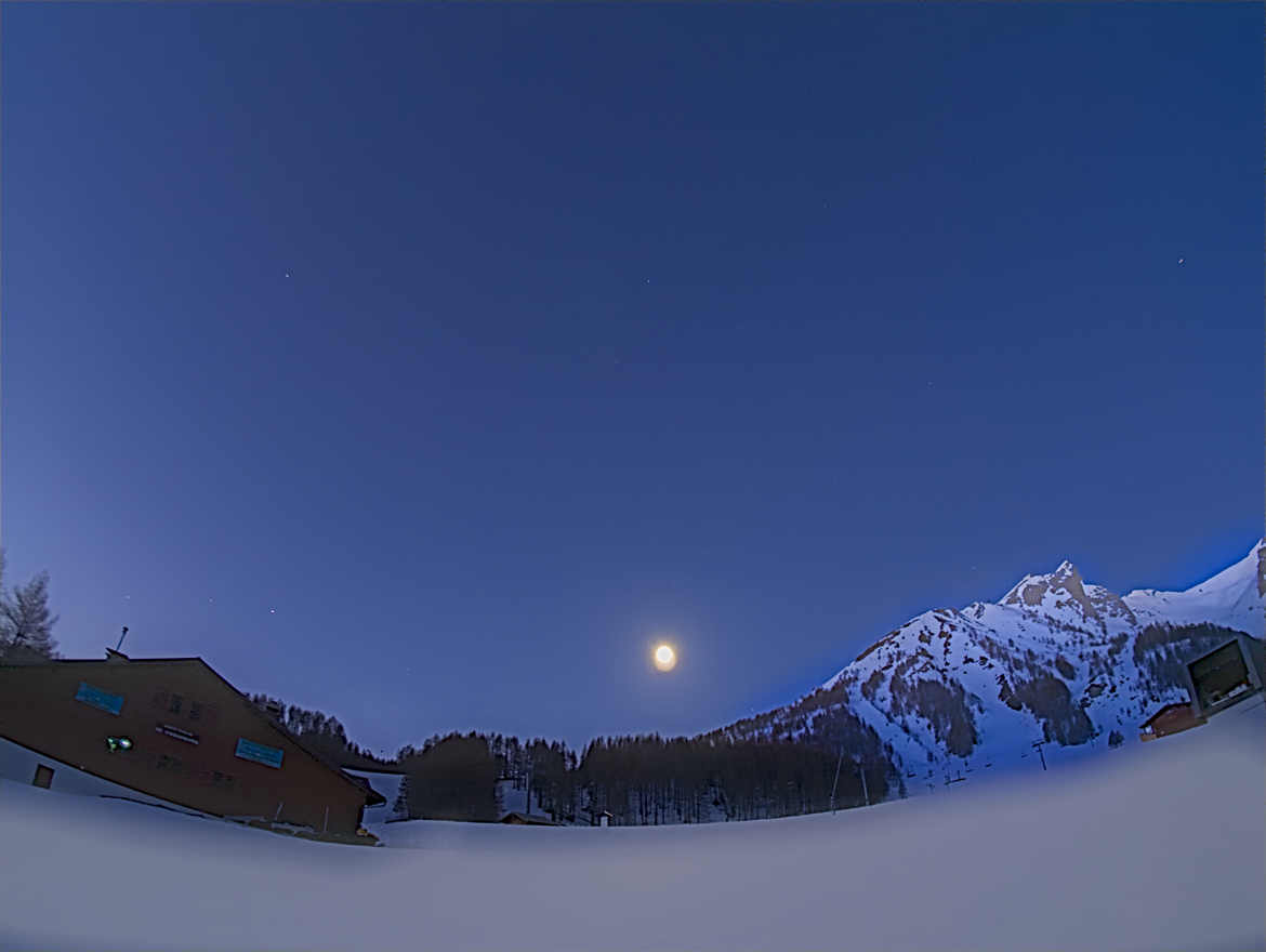 Plus proche de de la nuit et de la lune....