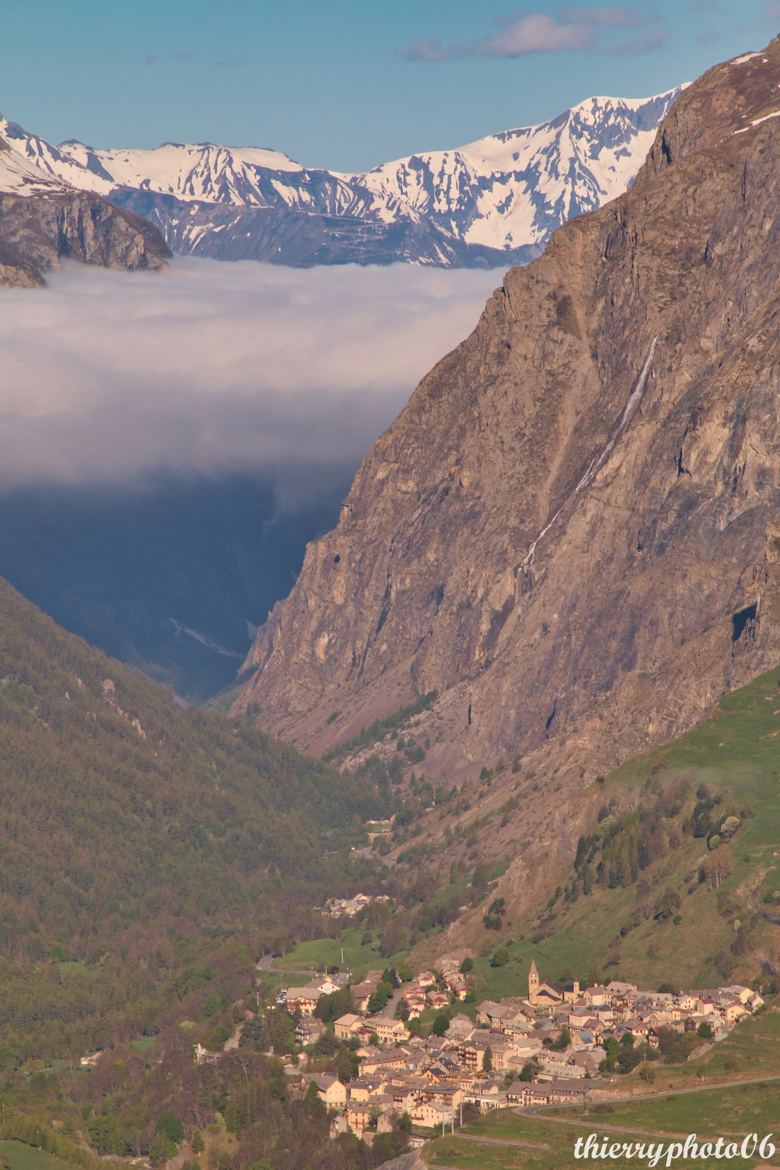 Neige, nuages, cascade, montagne et village