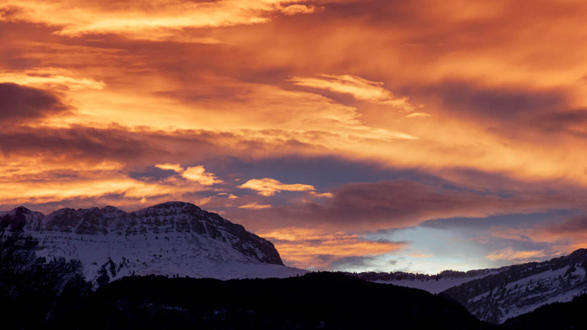 Tapis de Sure sous son ciel de feu accompagnée d'une trouée bleue