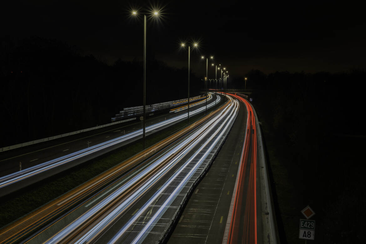 Une autoroute la nuit en pause longue