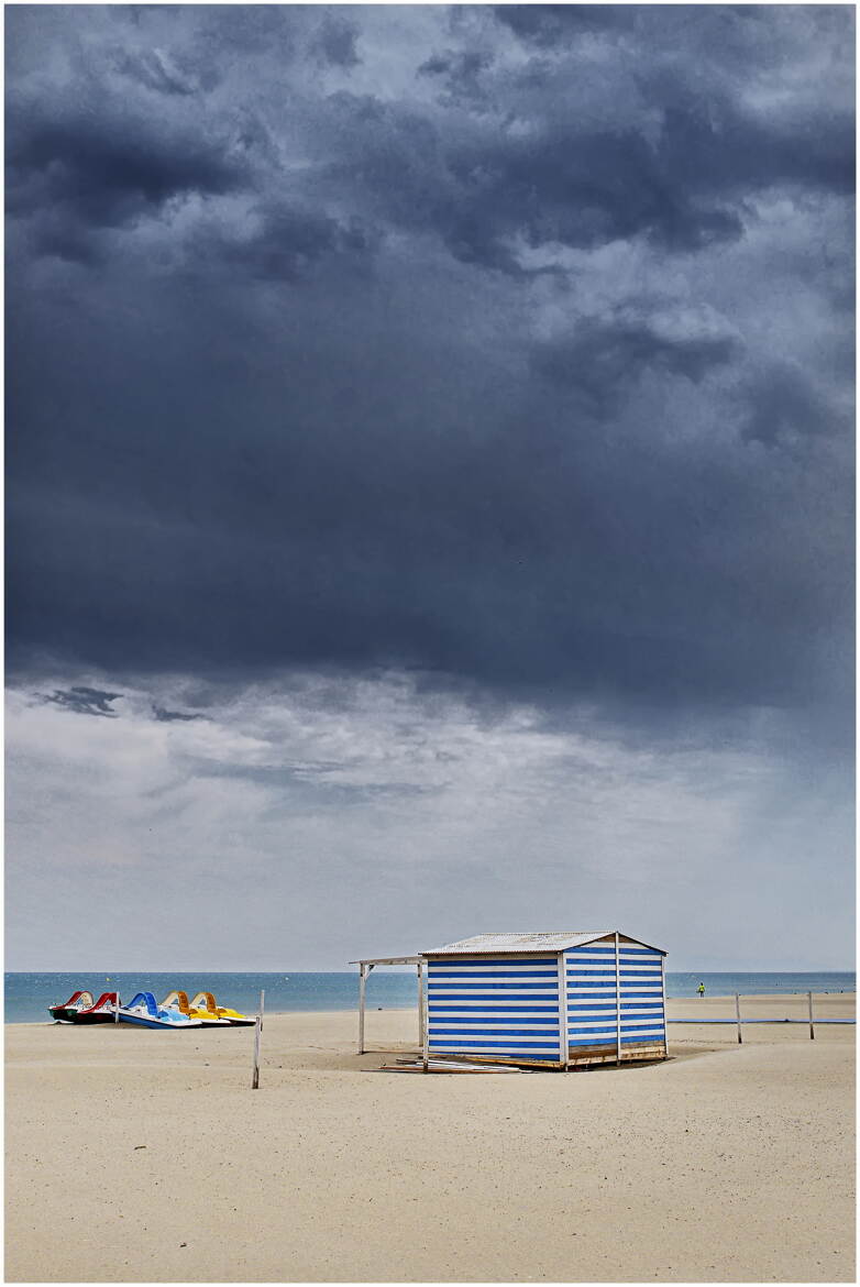 Sur la plage abandonnée