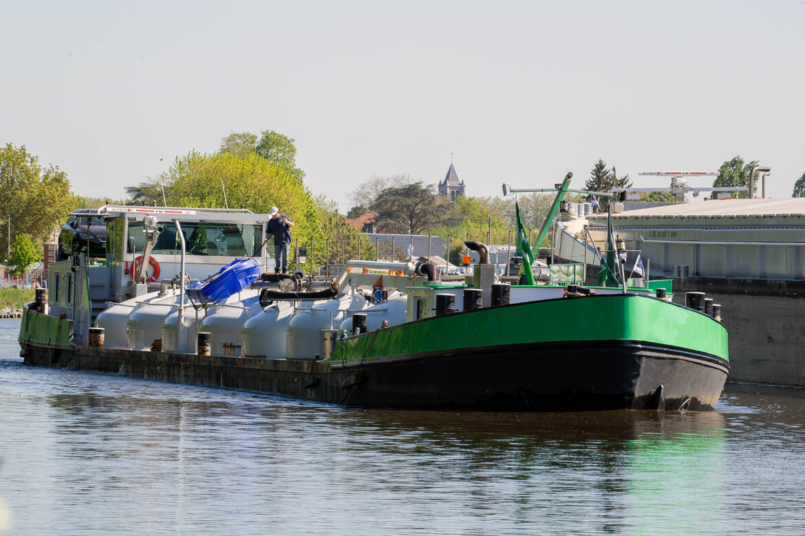 Bateau-citerne fluvial
