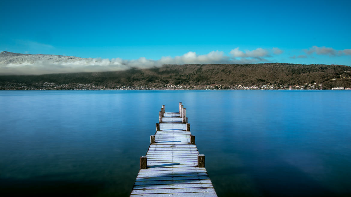 Givre matinal sur les rive du lac d'annecy