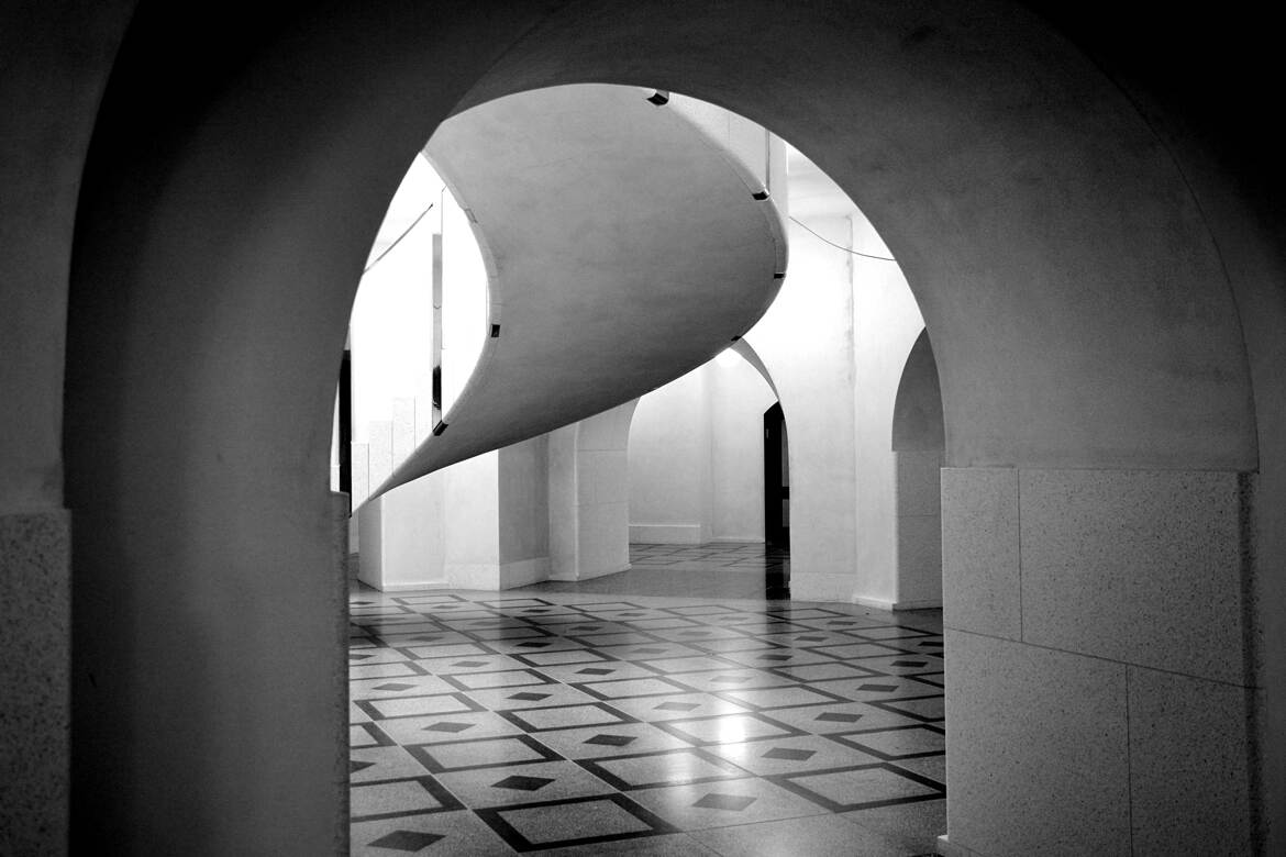 Jeu de volumes et de lumière N&B