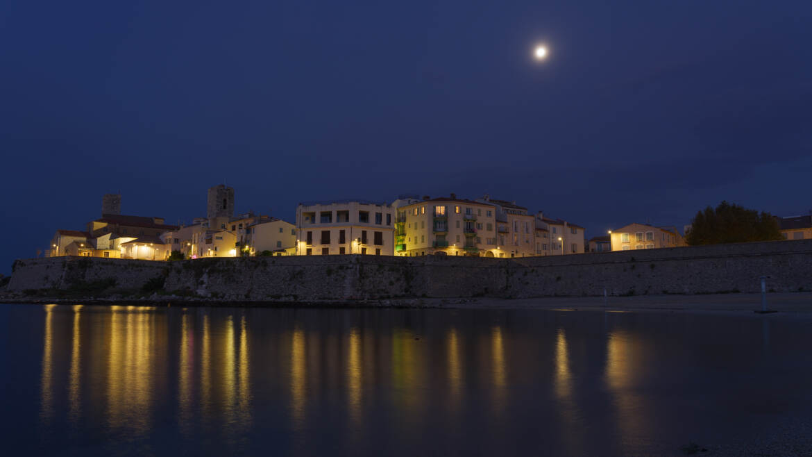 La lune est dans l'eau