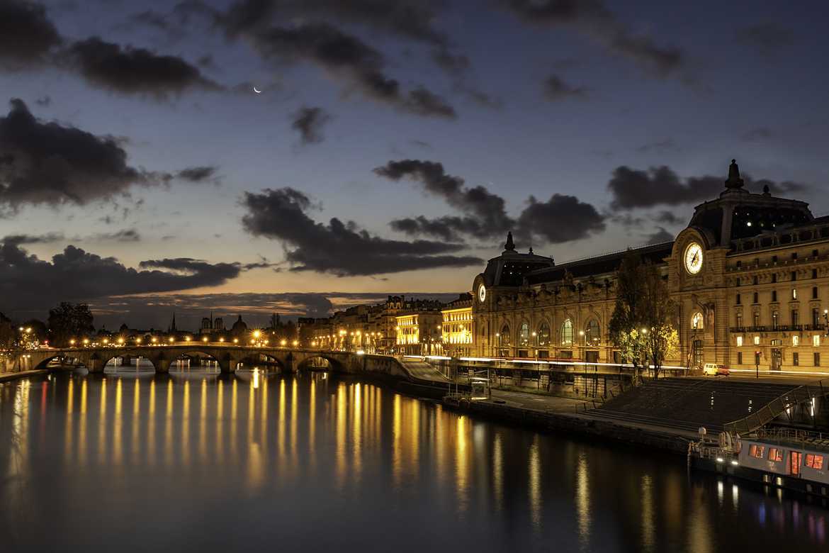 Le musée d'Orsay rayonnant sur la Seine