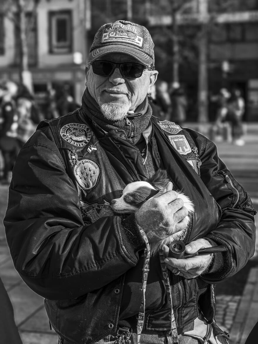 Homme au petit chien