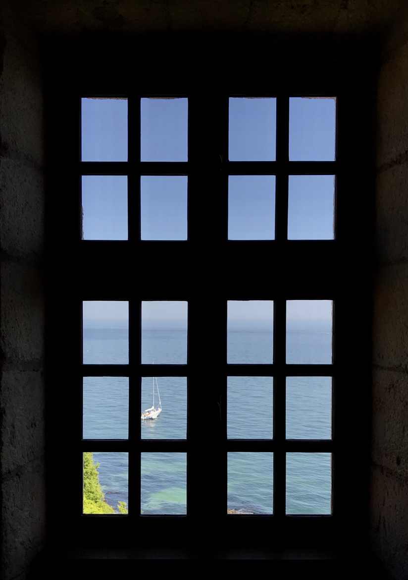 Par la fenêtre