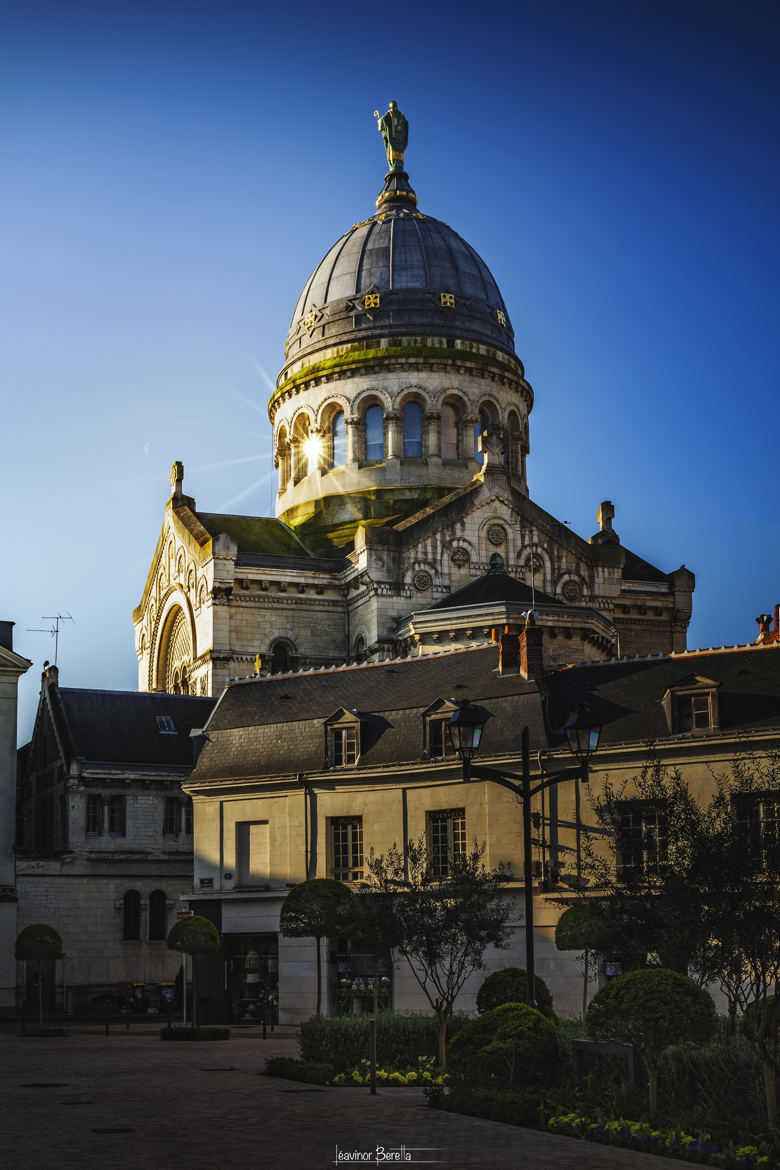 La basilique St Martin à Tours au levé du soleil