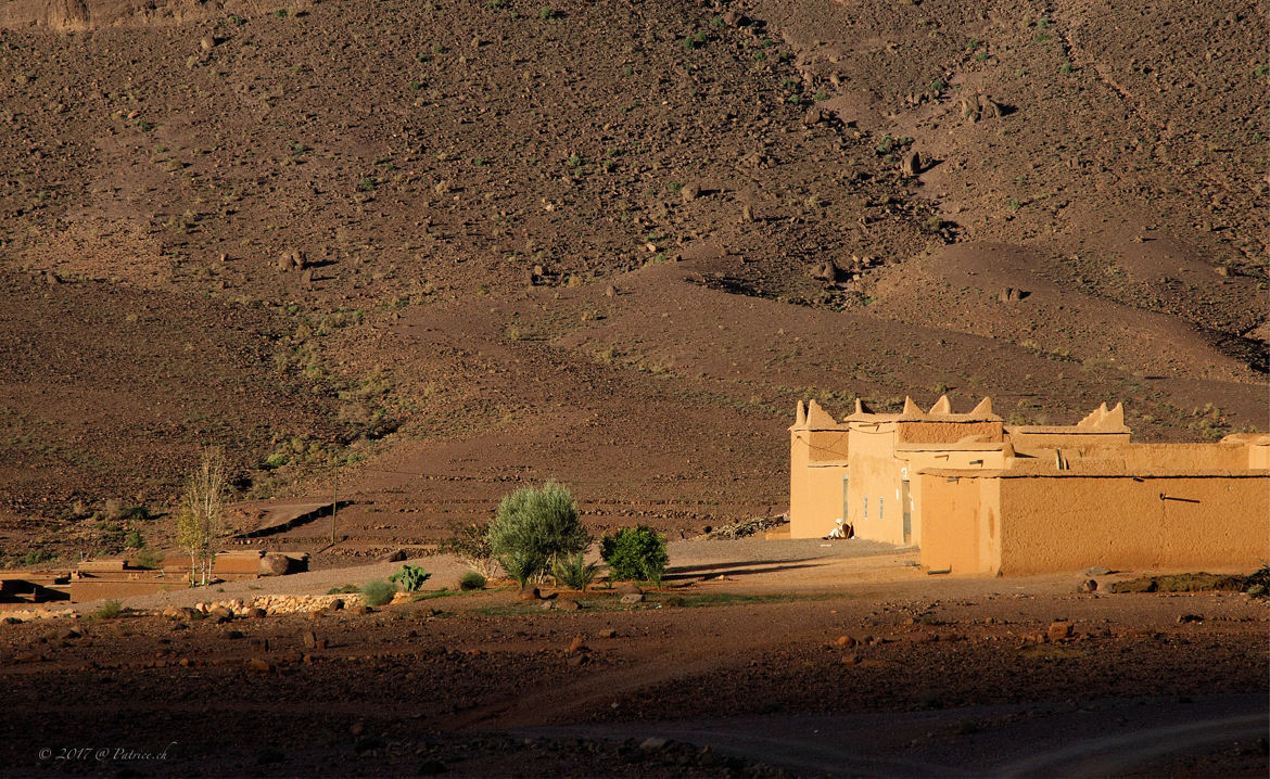 Maroc Le Sahro - Les premiers rayons du soleil devant l'école