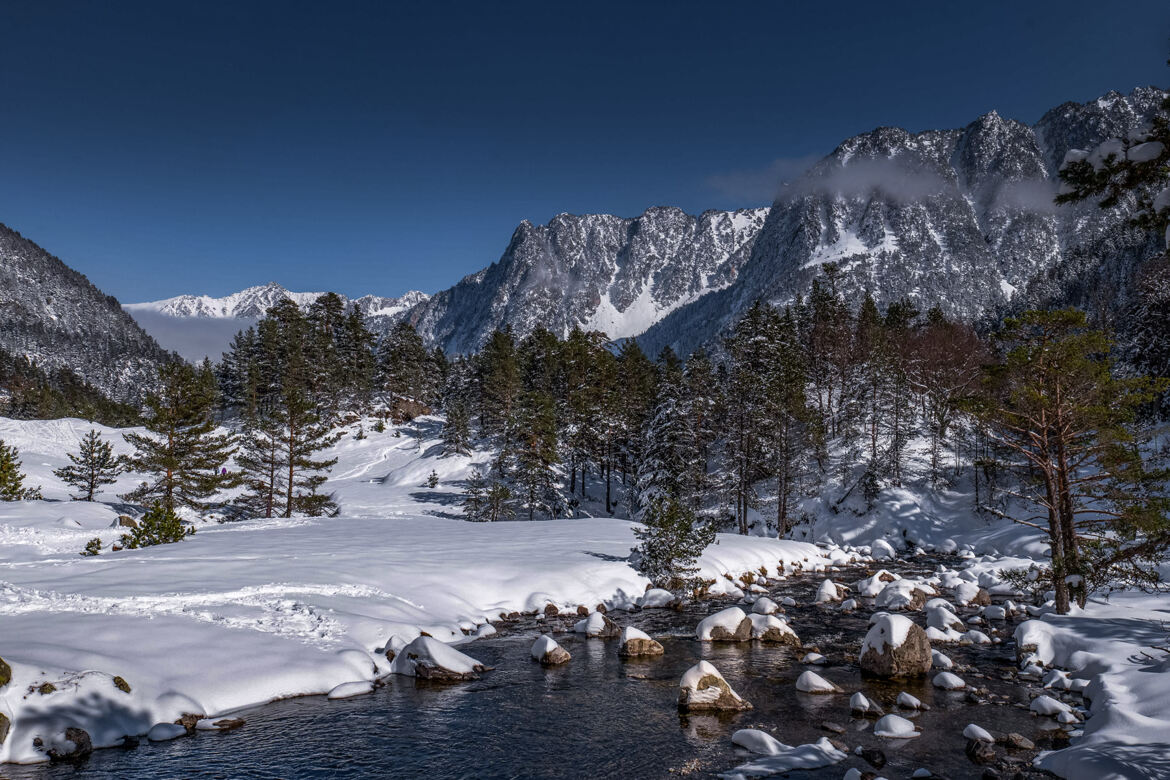 Au milieu coule une rivière