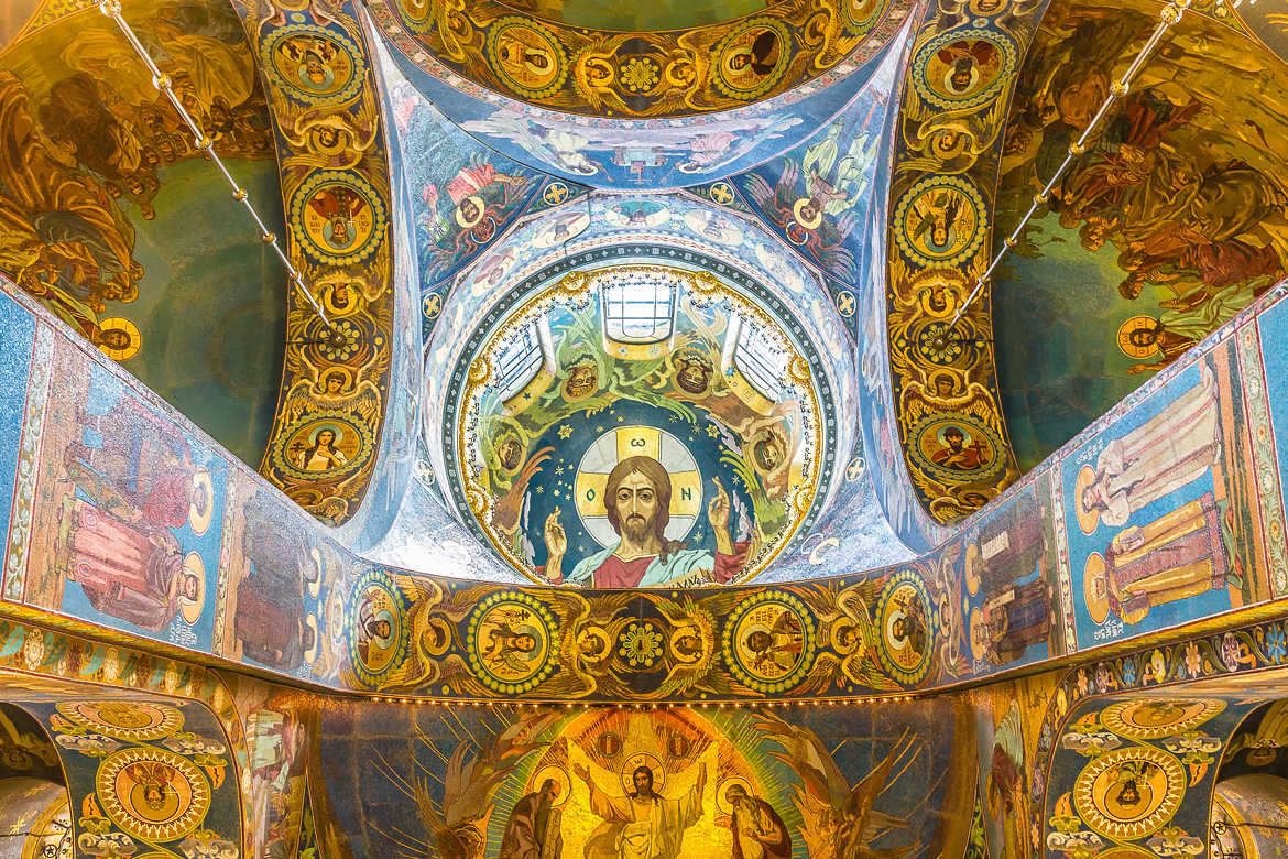 Vue intérieure du Dôme de la Basilique du sang versé à Saint-Pétersbourg
