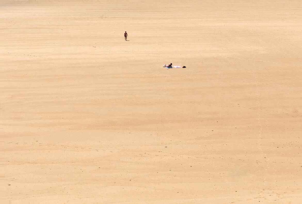 Seuls sur le sable
