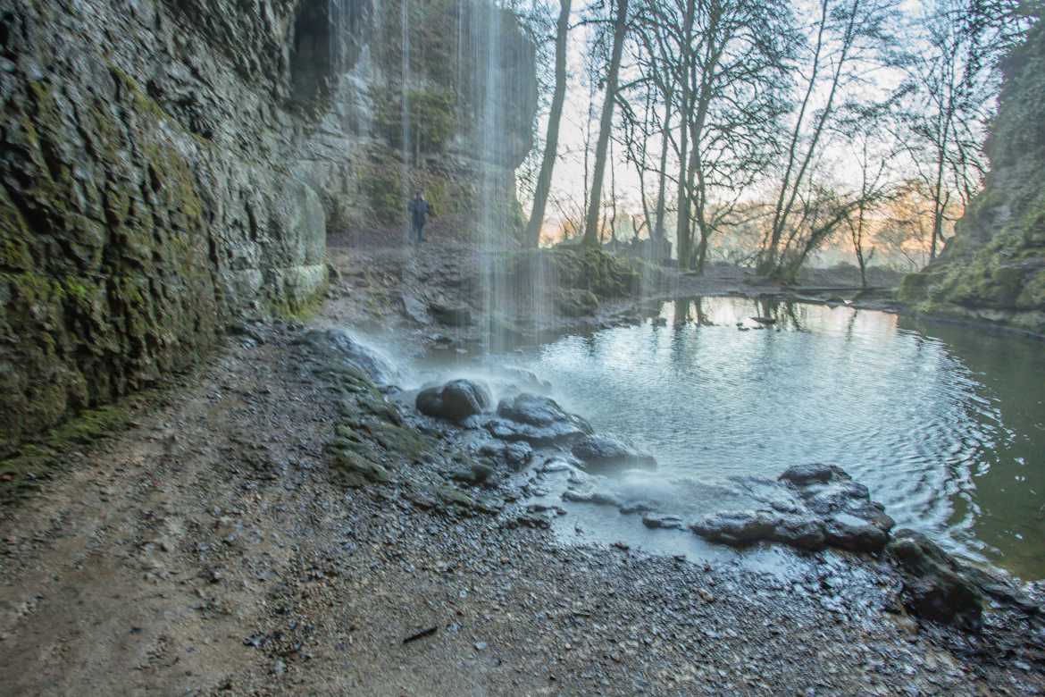 Derrière la cascade