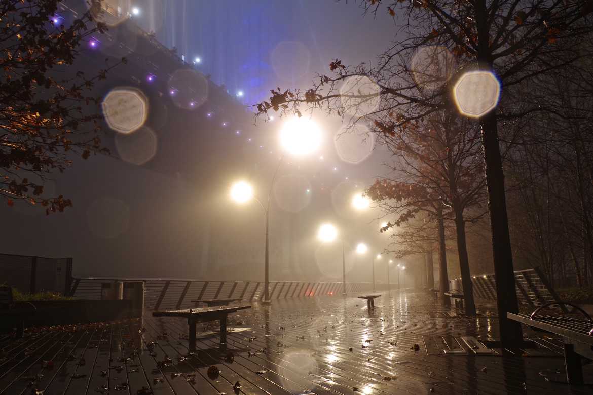 Promenade sous le pont Benjamin Franklin un soir de pluie.