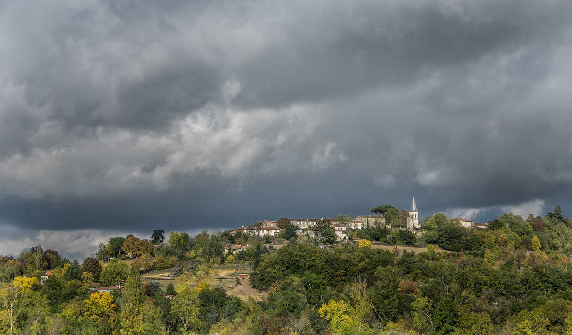 village sous les nuages