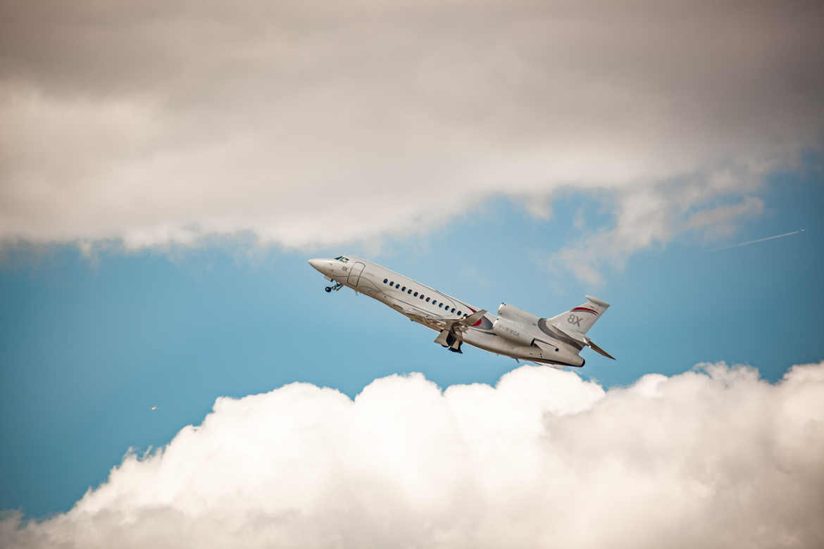 Salon du Bourget 2019 : le Falcon8X de Dassault entre deux couches de nuage