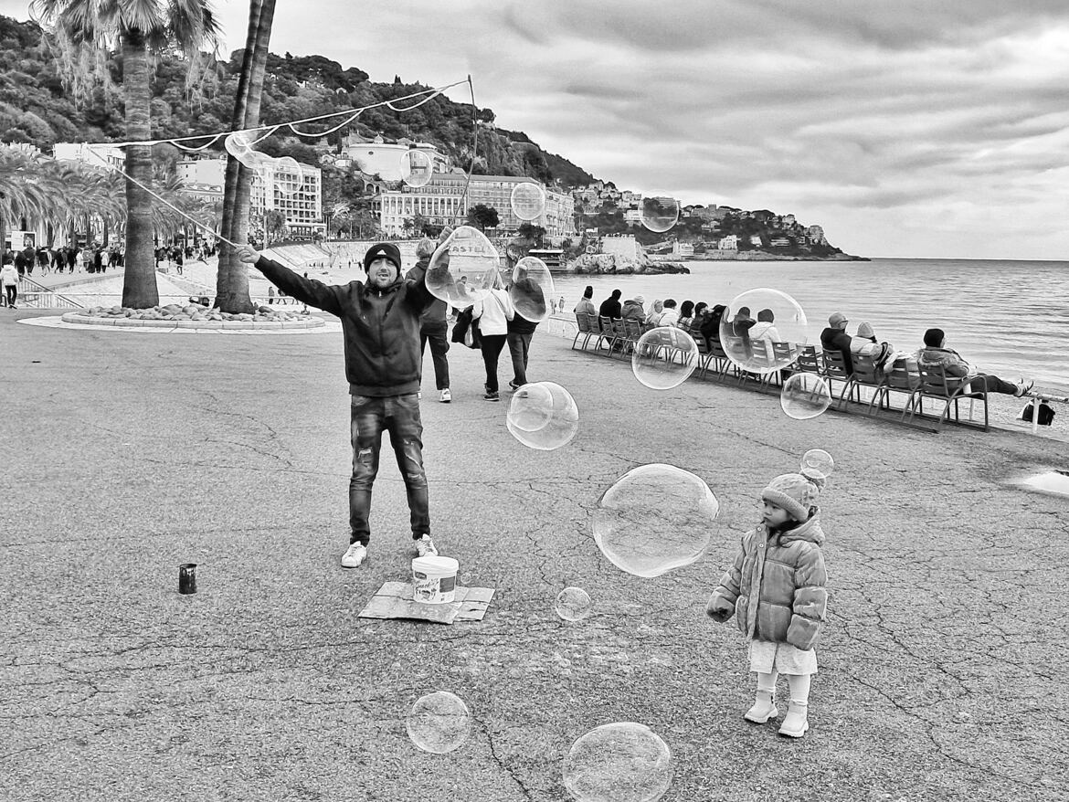 La petite fille et les bulles de savon
