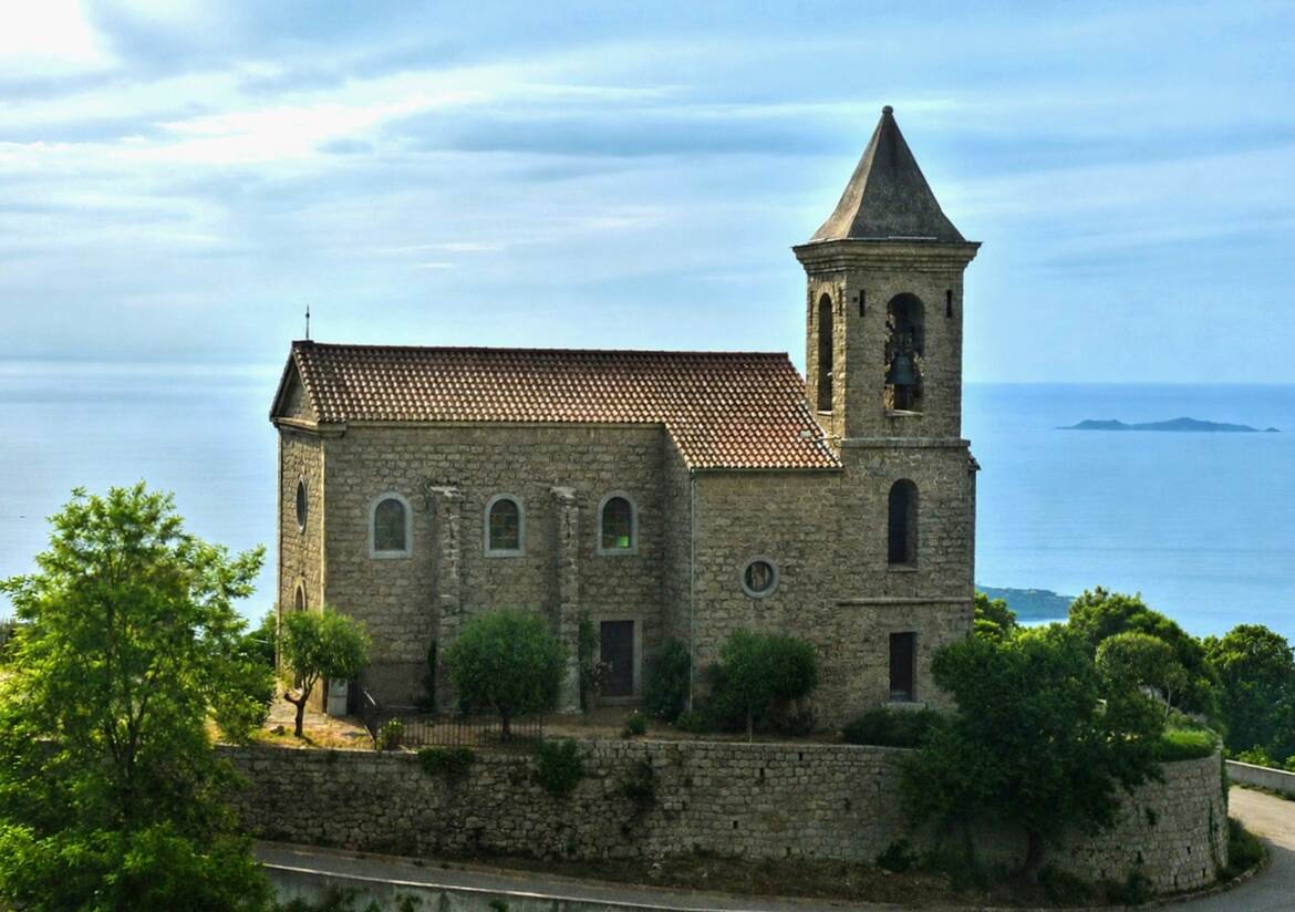 Eglise avec vue sur mer