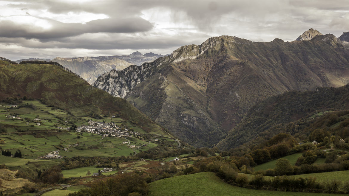 le village de Lescun au fond de la vallée d'aspe ,un jour d'automne