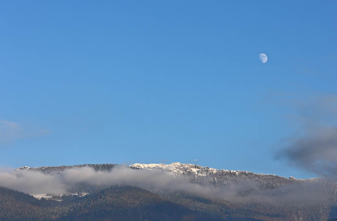 Lune, sommet enneigé et écharpe!